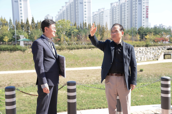 주차난 현장을 찾은 박상돈 시장(오른쪽)/천안시 제공