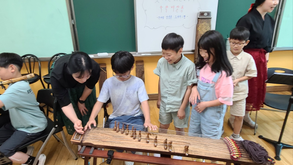 찾아가는 국악배달통 수업을 통해 전통악기를 접하고 있는 학생 모습