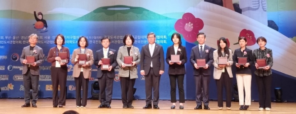 도서관 정책 우수기관 수상 단체사진 (왼쪽에서 여덟 번째 이은수 세종시 시립도서관장)