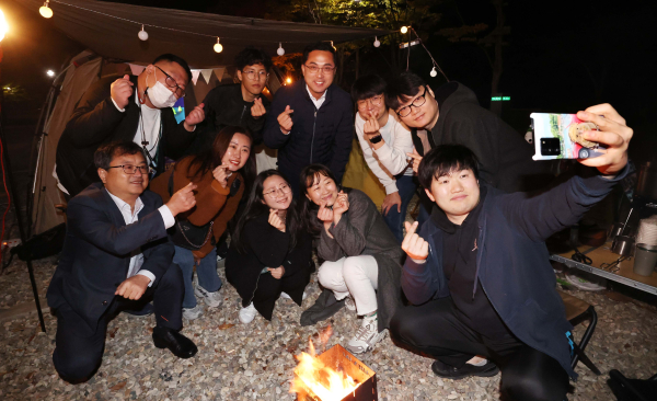 박희조 동구청장이 지난 17일 상소오토캠핑장에서 열린 ‘청년스토리 인 캠핑’에서 동구청년네트워크 회원들과 기념촬영