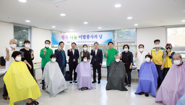 소외계층 이용 재능기부 현장을 방문해 격려하고 있는 서철모 서구청장