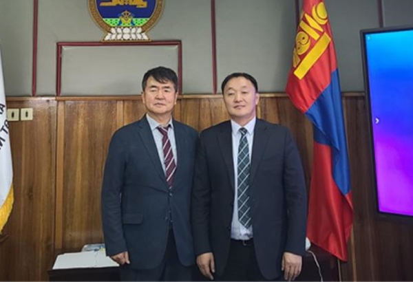 몽골 울란바토르에서 몽골 지질조사소에서 한국지질자원연구원 전호석 박사(왼쪽)와 몽골 지질조사소 문카바타르 소장(오른쪽)이 기념촬영을 하고 있다.