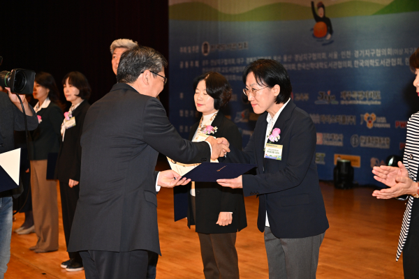 김혜경 대전한밭도서관장이 장관상을 수상하는 모습.