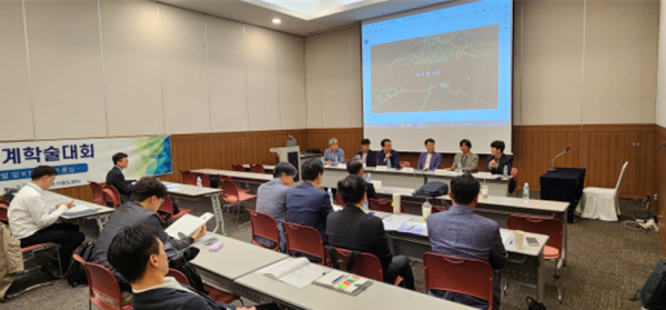 ‘철도역 중심 콤팩트시티 개발 및 철도교통DB 개선방향’ 정책토론회를 지난 11일 진행했다. (왼쪽부터 한양대학교 도시대학원 성현곤 교수, 서울시립대학교 교통공학과 박동주 교수, 인프라경제연구원 이창운 원장, 한국교통연구원 철도교통연구본부 이호 본부장, 한국철도기술연구원 미래교통물류연구소 엄진기 수석연구원, 경남연구원 공공투자관리센터 정창용 센터장)