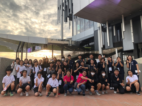 나성중-대만TYK학교 학생들이 타이뻬이 시립미술관을 함께 방문했다.