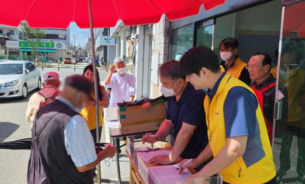무료급식센터를 운영하는 은총섬김회에서 봉사활동 모습