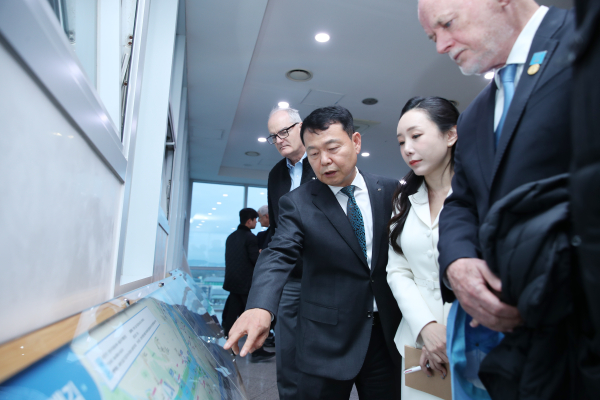 행사에 참석한 윤석대 사장(사진의 오른쪽에서 세 번째)이 피터톰슨 UN해양특사(사진의 오른쪽)에게 아라뱃길 서해갑문에 관한 설명을 하고 있다.