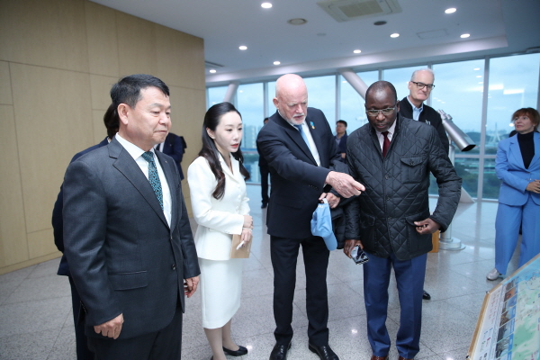 행사에 참석한 윤석대 사장(사진의 왼쪽에서 첫 번째)이 피터톰슨 UN해양특사(사진의 왼쪽에서 세 번째), 케파필 컬렌 빅센 UN 사무국 실장(사진의 왼쪽에서 네 번째)과 아라뱃길 현황판을 살펴보며 아라뱃길 서해갑문에 관한 설명을 하고 있다.