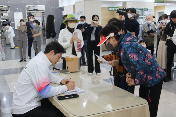 오상욱 선수 팬사인회 진행 모습