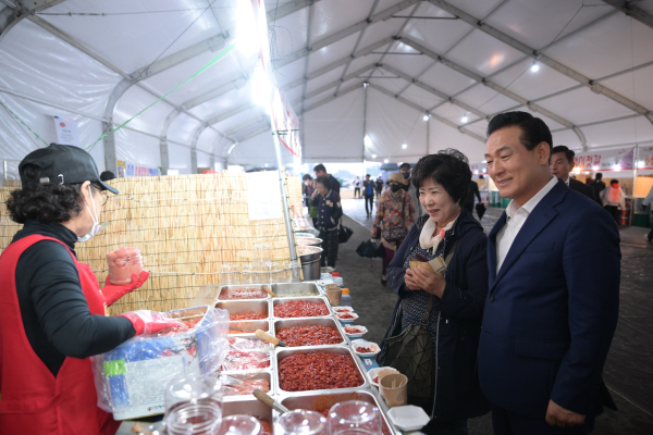 젓갈 판매장에서 백성현 논산시장