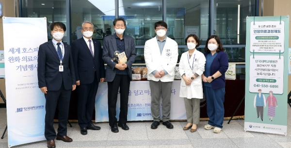 장호성 단국대학 이사장(왼쪽에서 세 번째)이 행사에 참여해 의료진들을 격려했다/단국대병원 제공