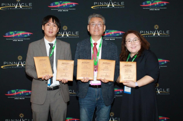 미국에서 수상하는 배재대 관광축제한류대학원 정강환 회장(가운데) 및 대학원 석사과정 및 졸업생(좌우).