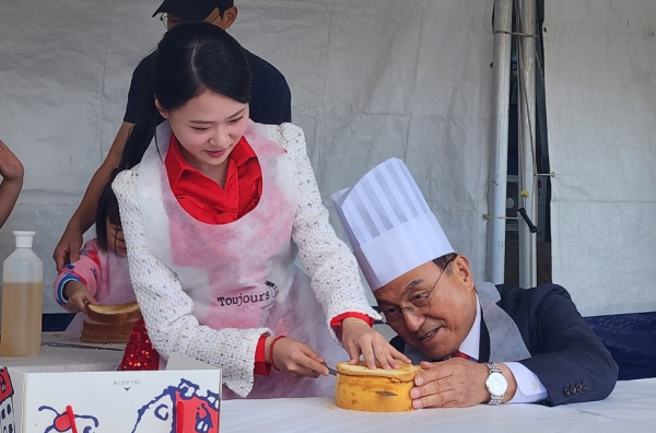 홍보대사 가수 김다현(왼쪽)과 케이크 만들기 체험을 하고 있는 박상돈 시장/사진=박동혁 기자