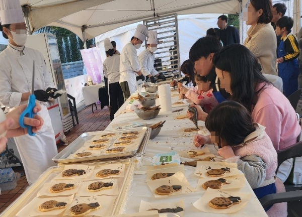 쿠키 만들기 체험 모습/사진=박동혁 기자