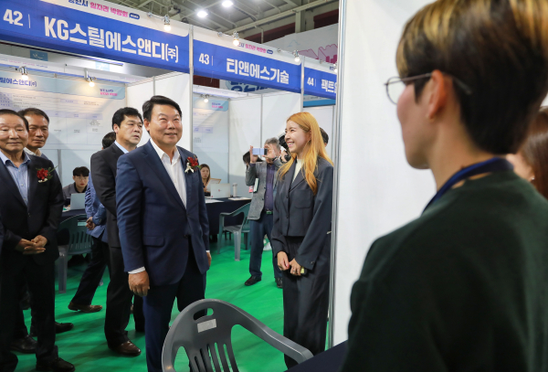 지난 18일 송악문화스포츠센터에서 개최한 ‘2023 당진시 일자리 박람회’를 둘러보고 있는 오성환 시장