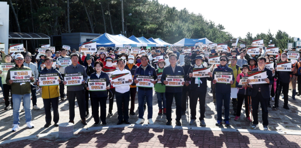 지난 21일 안면도 일원에서 열린 ‘제20회 태안사랑·가족사랑 걷기 대행진’ 참여 모습