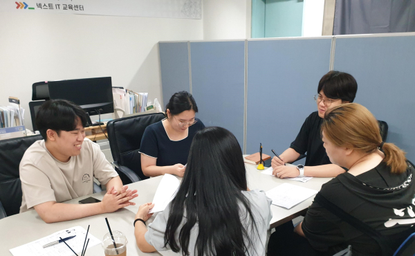 취업지원을 받는 학생들이 특강‧모의면접을 하고 있다.