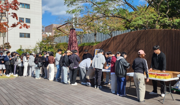 지난 20일 교내 원형광장에서 중간고사 기간 재학생 응원 행사인 ‘이곳은 학습 열정 충전소!’를 개최하고, 참여한 학생들에게 간식을 나눠주고 있다.