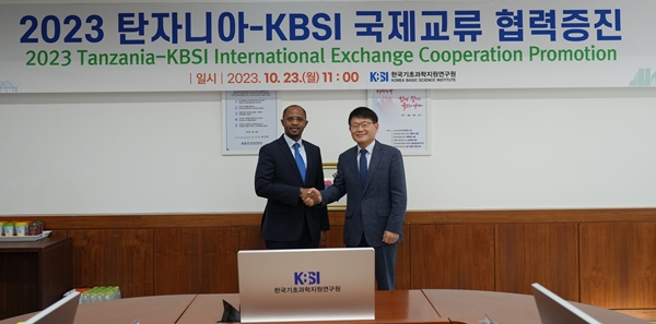 주한 탄자니아 대사(왼쪽)와 양성광 KBSI 원장이 악수하는 모습