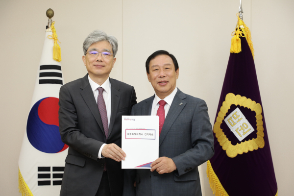 최민호 시장, 세종 지방·행정법원 신설 협조 당부 (왼쪽부터 김상환 법원행정처장, 최민호 세종시장)