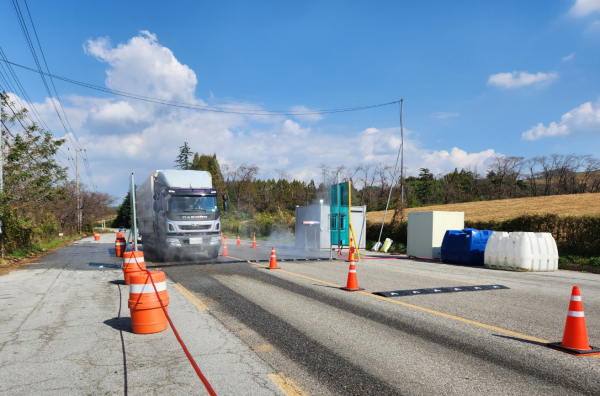 지난 23일 충남 서산시 운산면 한우개량 사업소에서 이동되는 차량들에 대해 방역을 진행하고 있다