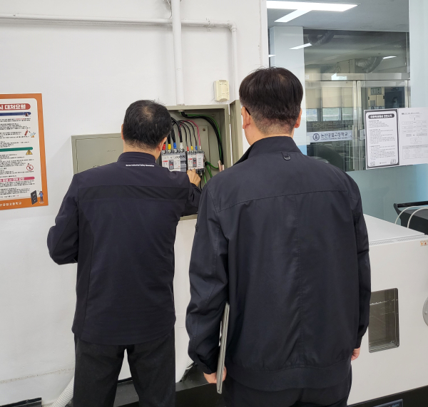 직업계고 실험실습실의 안전조치 현황을 점검하고 있다