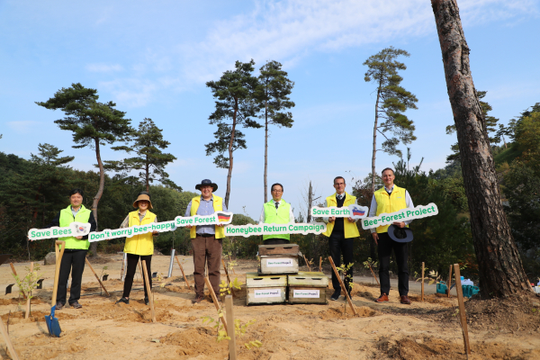 24일 주한 슬로베니아 대사관, 한스자이델재단 한국사무소와 밀원수림 조성을 위한 식재행사를 진행하고 있다.