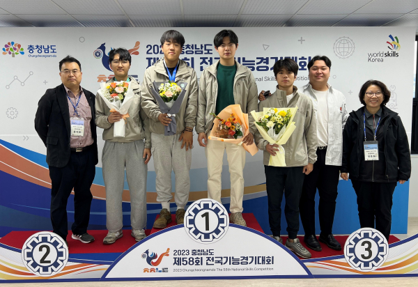 은메달(농업기계정비/유성생명과학고)정은희운영위원장(우1) 한철현교사(우2)김남훈(우3) 장려 송태민(우4) 우수 배성준(우5) 은 이지훈(우6) 동윤지원사무국장(우7)