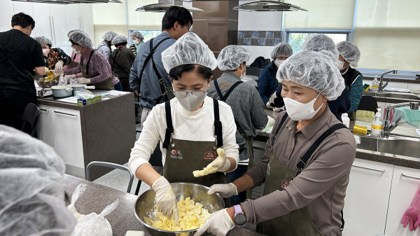 지난 19일 농업기술센터에서 교육생들이 우리 쌀로 디저트 만들기 실습하는 모습