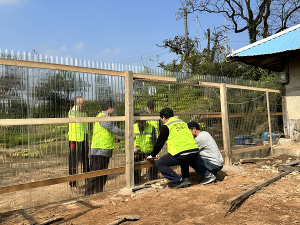 25일, 당진지역건축사회와 함께 저소득층 집수리 봉사활동 진행 모습
