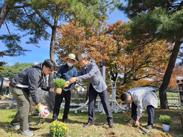 영주시 장수면 성곡1리 마을회관 일대에서 꽃심기 등 환경개선 활동에 참여하고 있다