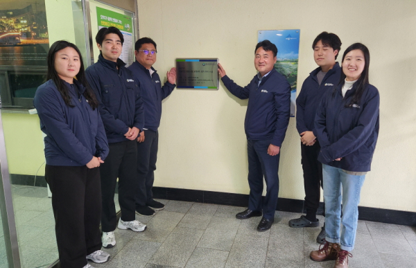 지난 24일 조치원공공하수처리시설 현관에 2022년 기술진단 완료시설 운영관리 평가 우수시설 현판을 게시하고 수처리팀 신용원 팀장 및 직원들이 함께 기념촬영