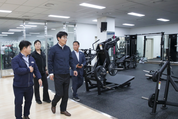 김형렬 행복청장(왼쪽 세 번째)이 정부세종청사 체육관을 방문하여 점검하고 있다.