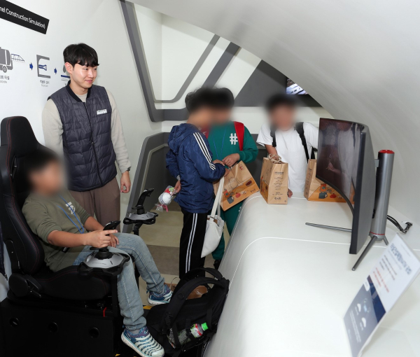 강원지역 아이들이 25일 철도공단 홍보관에서 조이스틱 터널건설 게임 체험을 진행하고 있다.