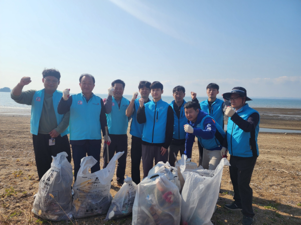 25일 ESG경영의 일환으로 ‘궁리항 비치코밍’ 행사 진행 모습