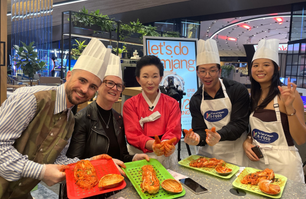 직접 담근 김치와 함께 기념 촬영 중인 런더너들