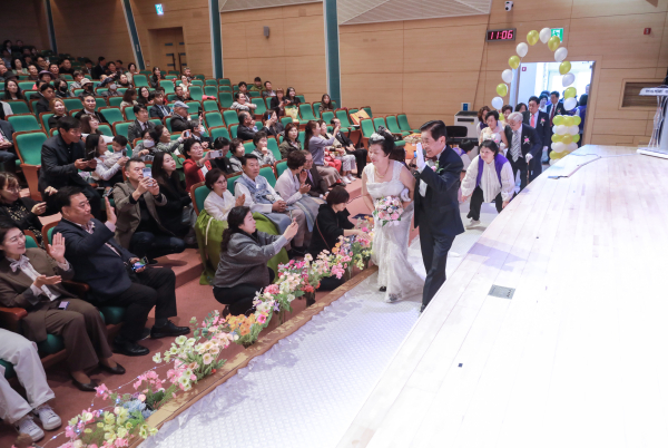 26일,당진시청 대강당에서 노부부 15쌍 초청해 행복 금혼식 진행 모습