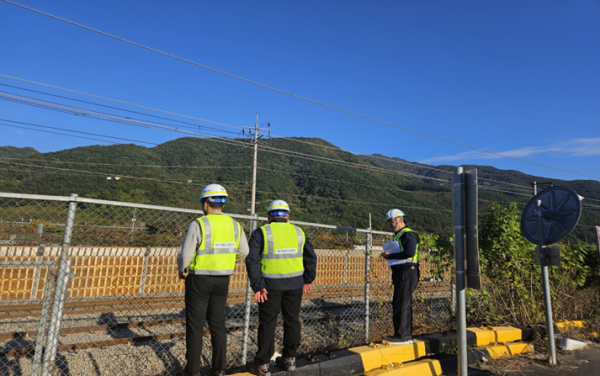 남본부 김규 시설관리부장(가운데)이 지난 24일 전라선 용림지하차도 현장에서 ‘외부 전문가와 합동으로 지하 철도시설물 상부지반에 대한 육안조사 점검’을 시행하고 있다.