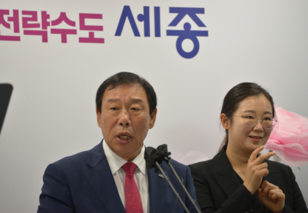 브리핑 하는 최민호 세종시장