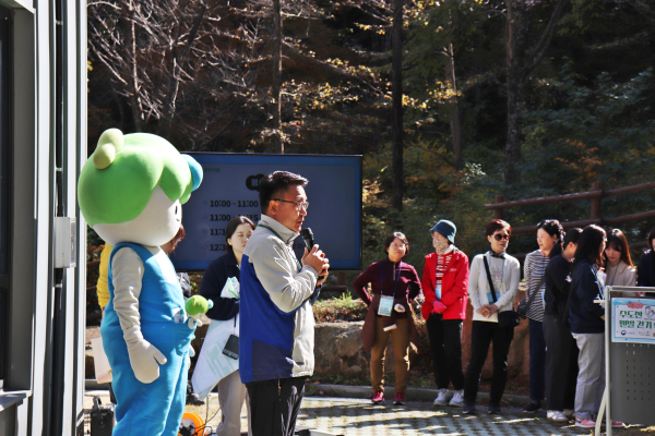 박한진 국립김천치유의숲 센터장이 26일 경북 김천시 증산면 김천치유의숲 센터에서 열린 수도산 맨발걷기 축제에서 인사말을 하고 있다.