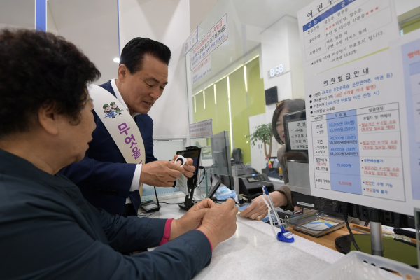 민원 서비스 체험 나선 백성현 논산시장