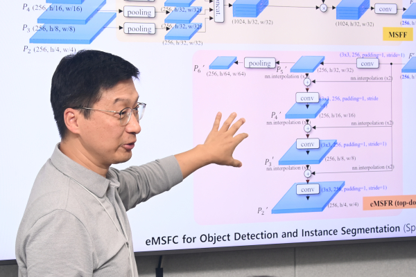 ETRI 추현곤 실감미디어연구실장이 기계를 위한 특징 부호화 기술(FCVCM)에 관해 설명하는 모습