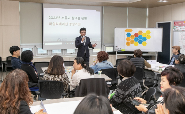 최충규 대덕구청장이 퍼실리테이터 양성과정 수료식에 참석해 인사말을 전하고 있다.