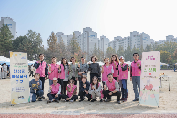 26일 열린 성덕중학교 축제 현장에서, 참석자들이 기념촬영을 하고 있다.