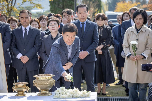 황인호 전 동구청장이 헌화하고 있다. (사진= 황 전 청장 SNS 갈무리)
