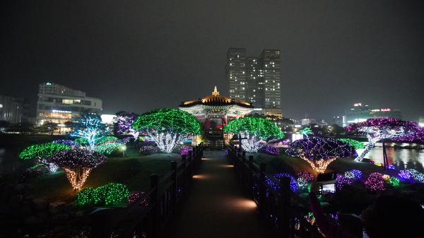 지난 26일 서산시 중앙호수공원에서 열린 점등식 모습