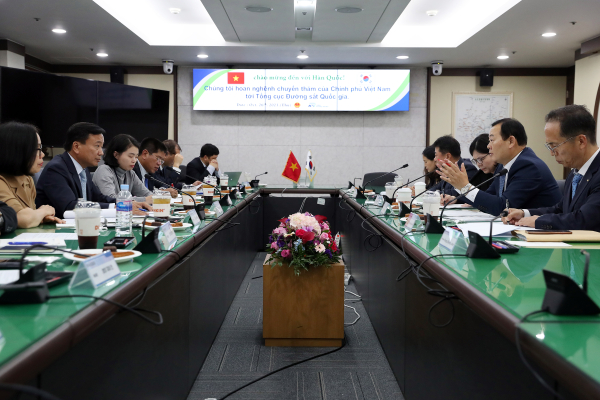 국가철도공단 임종일 부이사장(오른쪽에서 두 번째)이 응웬 단 후이 베트남 교통부 차관(왼쪽에서 두 번째)과 26일(목) 철도공단 본사에서 면담을 진행하고 있다.