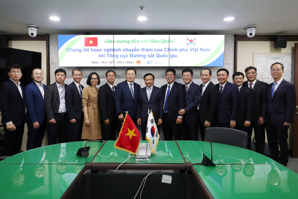 지난 26일, 국가철도공단 임종일 부이사장(왼쪽에서 일곱 번째)이 응웬 단 후이 베트남 교통부 차관(왼쪽에서 여덟 번째)과  철도공단 본사에서 면담 후 각 관계자들과 함께 기념촬영