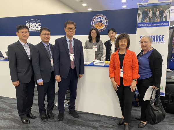 미국 캘리포니아 주립대학교와 공동부스 설치 모습