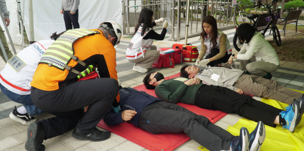 응급의료소에서 부상자들이 응급처치를 받고 있다.